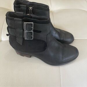 Sorel women’s Lolla Black Ankle Boots Nubuck leather and suede size 8 side zip
